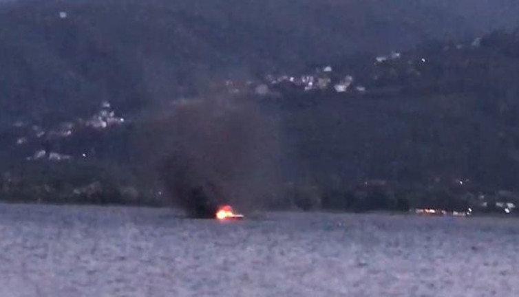 Gölün ortasında alev alan teknede korku dolu dakikalar