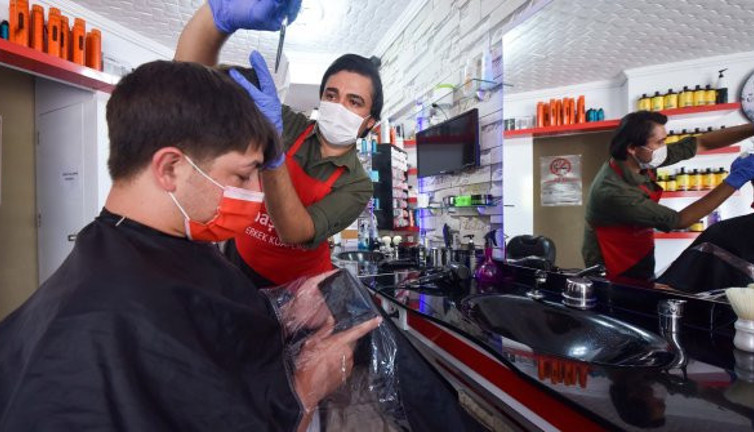 Korona virüs bunu da yaptırdı! Berber koltuğunda akıllı önlük