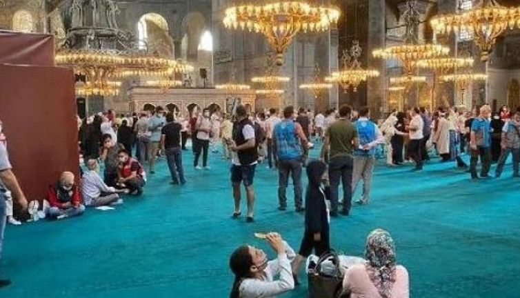 Ayasofya Camii'ne kıyafet düzenlemesi