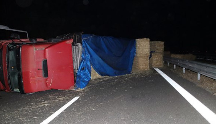 Düzce'de saman yüklü TIR devrildi! Şoförü hastaneye gitmemekte direndi