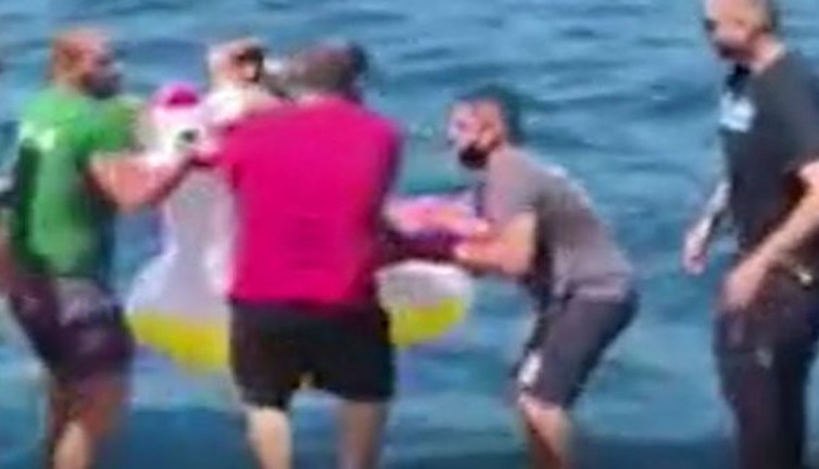 Denizin ortasında feribotu durdurup hayat kurtardı!