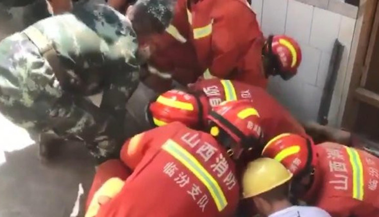 Beşik gibi sallanan otel yerle bir oldu!