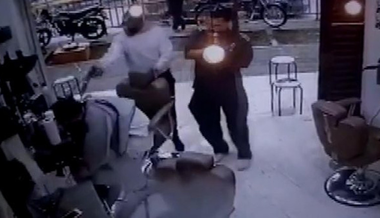 Susturuculu silahla başına kurşun yağdırdı! Berber koltuğundaki müşteriye infaz