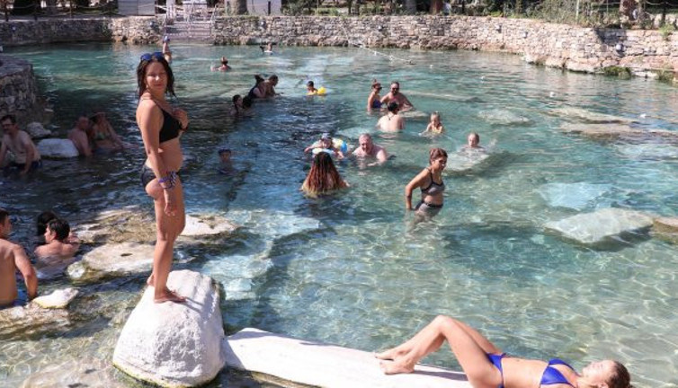 Mısır kraliçesi Kleopatra'nın yüzdüğü havuzda kulaç attılar