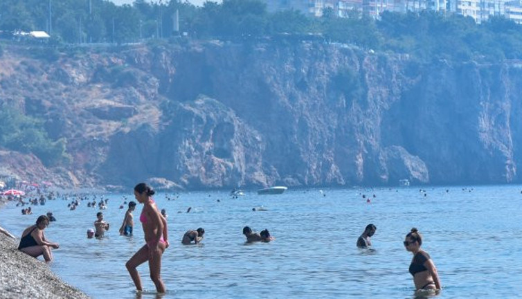 Akdeniz'i cehennem sıcaklarını kavuracak! Antalya'yı nem bulutları kapladı