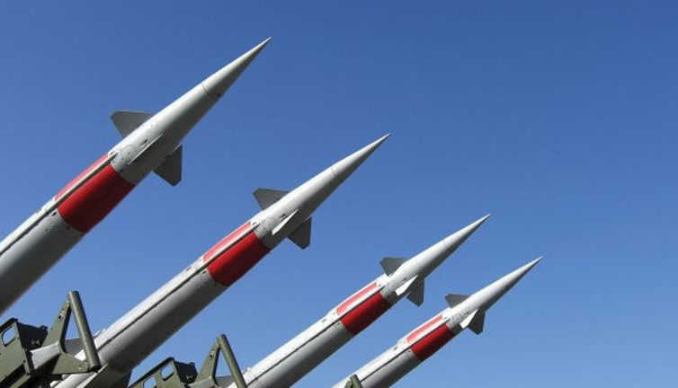 Bağdat Havalimanı'na 3 füze düştü