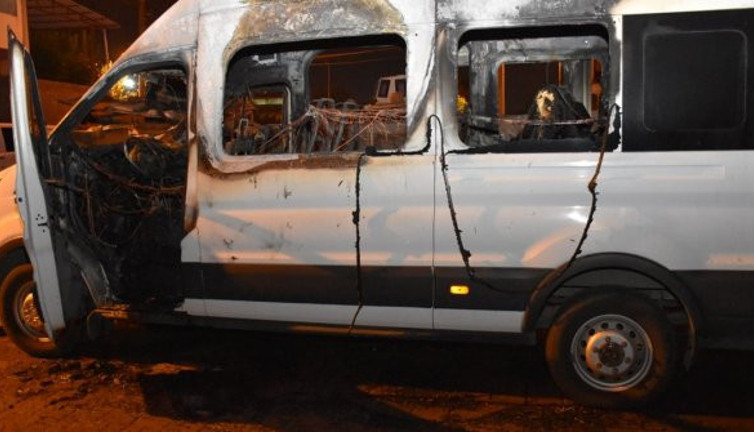 Diyarbakır'da zabıta servis aracı yakıldı