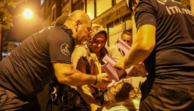 Ufak çocuk itfaiyeyi alarma geçirdi! Fıkra gibi olay