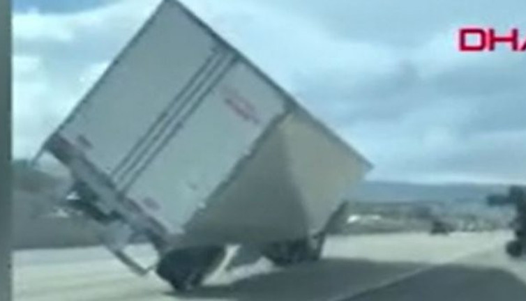 Fırtına 45 TIR'ı savurup attı