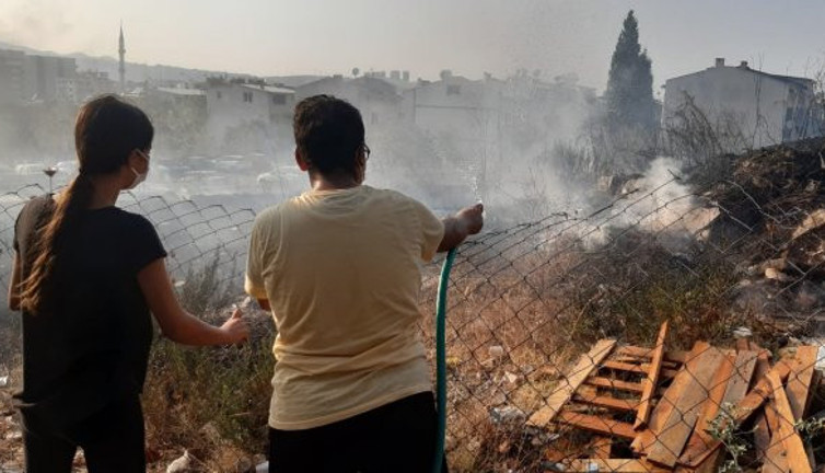 Helal olsun size! Otluktaki yangını çocuklar söndürdü