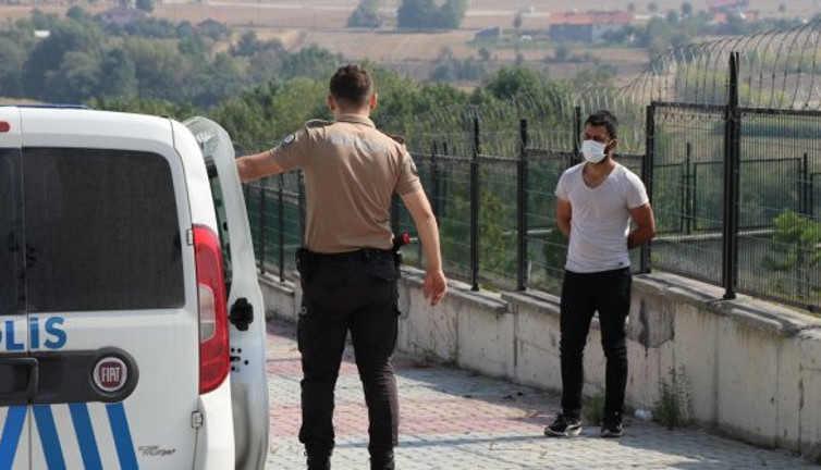 Karantinadaki adam sokakta yakalandı