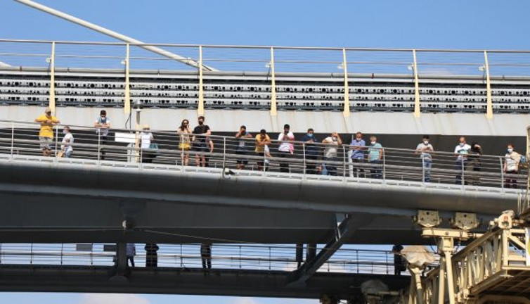 Bu insanlar neye bakıyor! Hani sosyal mesafe