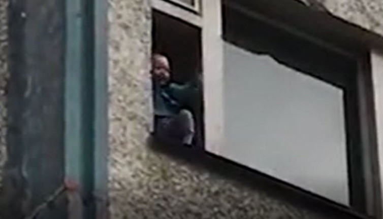 2 yaşındaki torununu camdan atmaya kalktı! Böyle dede olmaz olsun