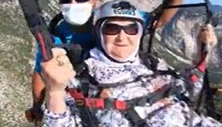 Torunlarının isteğini kıramadı, 100 yaşında yamaç paraşütü yaptı