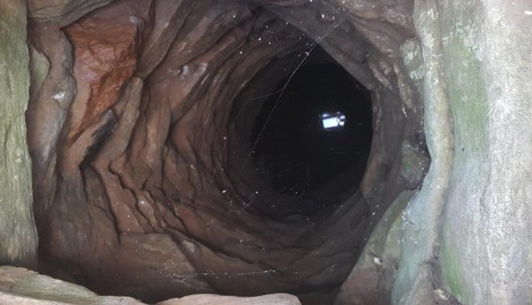 Tarihi kuyudan hazine fışkırdı! Hazine avcıları kafasını taşlara vuruyor