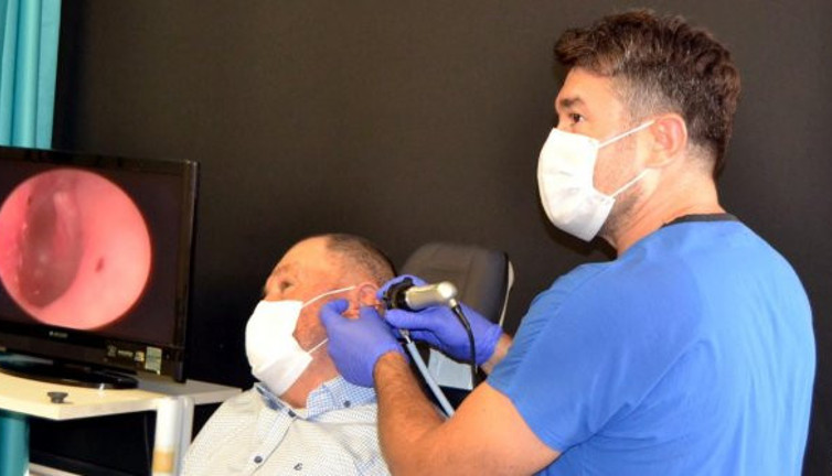 Gaipten ses duyan adamın kulağından bakın ne çıktı! Manisalı çiftçi doktorları şaşkına çevirdi