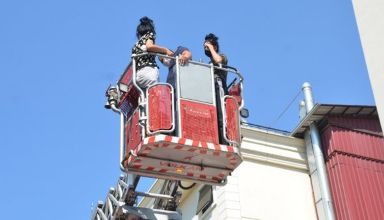 Kocası üstüne kapıyı kilitledi itfaiye kurtardı
