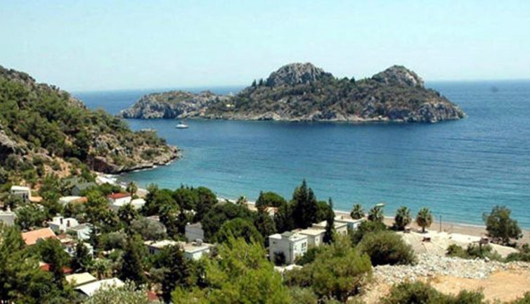 Ali Ağaoğlu şatosu olan adasını satıyor! Parayı duyunca şok olacaksınız! Adanın yeni sahibi olacak kişi adayı helikopterle gezdi