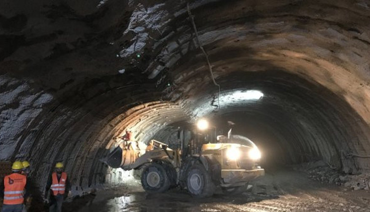 Kop Dağı Tüneli’nde korkunç patlama! İşçiler toprak altından çıkartıldı