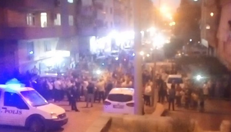 Hem de Şehitler Tepesi'nde! Duyan koştu! Şanlıurfa'da Türk bayrağını indirmeye kalkışan kişiyi, linçten polis kurtardı