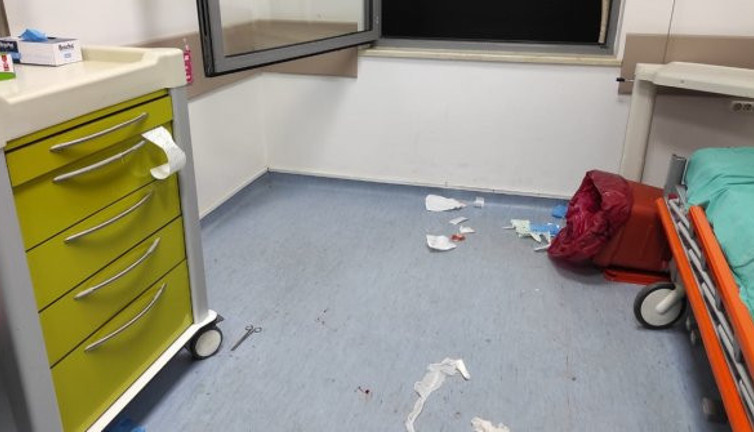 Yaralı kişinin iyiliği için uyardı! Sağlık çalışanı tekme, tokat, makaslı saldırıya maruz kaldı! Karşılığı bu mu olacaktı! Sakarya Hastanesi'nde sağlık çalışanı darp edildi