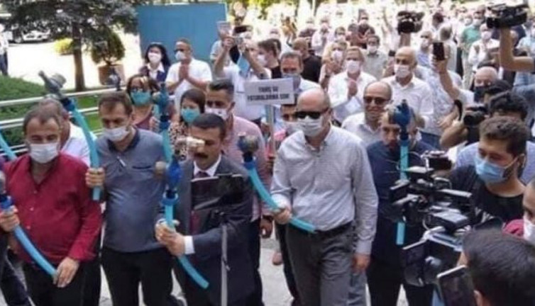 AKP’li Belediyeye karşı protestolar sonuç verdi: İYİ Parti su faturalarını indirdi!