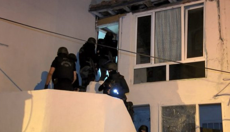 Aralarında Afrin'den yurda kaçak yollardan girenler de var! İstanbul'da terör operasyonu