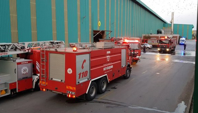 Galvaniz fabrikasında çıkan yangında işçiler tahliye edildi