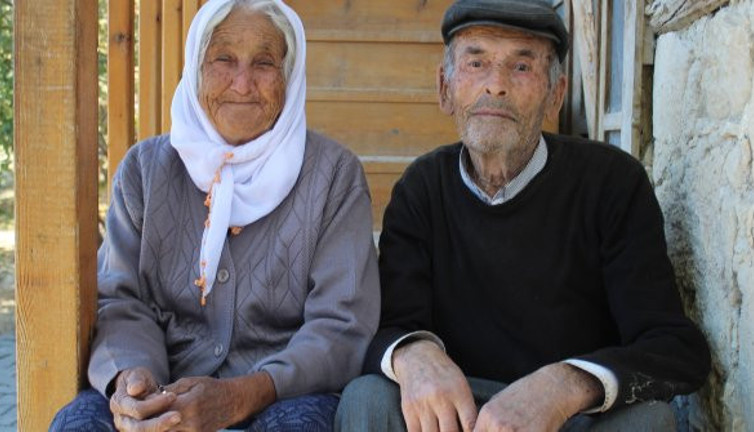 Yırtık lastik ayakkabılarıyla Türkiye'yi ağlata Ermenek maden şehidinin babası koronadan öldü. Kahreden haber