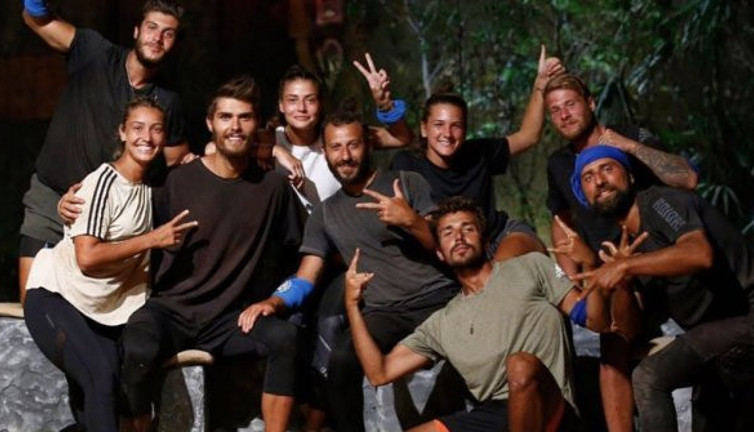 Acun Ilıcalı bile sessiz kaldı. Bir öpücük ver de gündem olalım. Survivor'ın ünlü yarışmacısından göndermeli istek