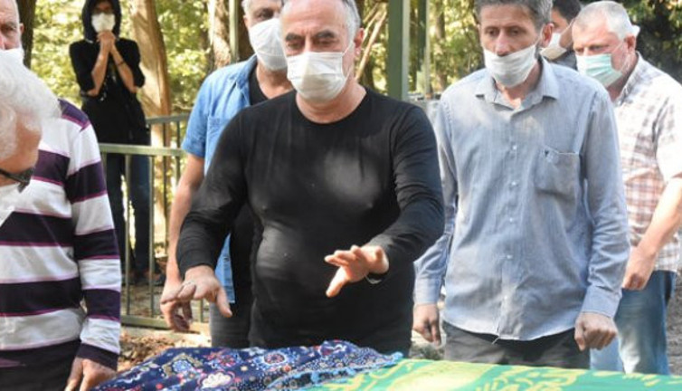 Ezel Akay'ın annesi son yolculuğuna uğurlandı