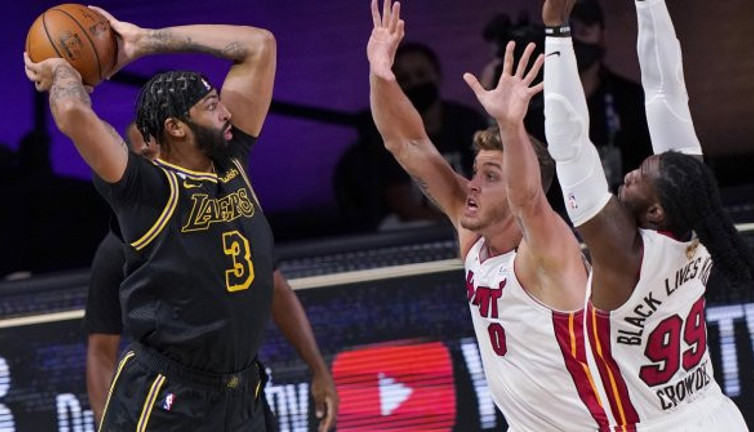 Lakers kazandı. Davis tarihe geçti