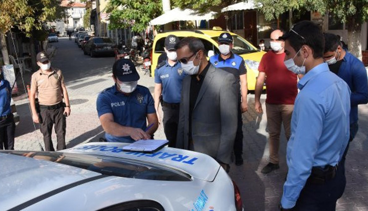 Bu caddelerde sigara içmenin cezası 900 TL. Korona tedbirleri giderek genişliyor