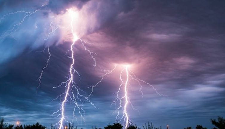 Yıldırım isabet eden iki kişi öldü