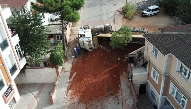 Sancaktepe'de damperi açık unutulan kamyon yola devrildi. Facia ucuz atlatıldı