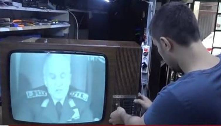 A haber yine bir ilke imza attı, tamir edilen 60 yıllık televizyonda Kenan Evren belirdi