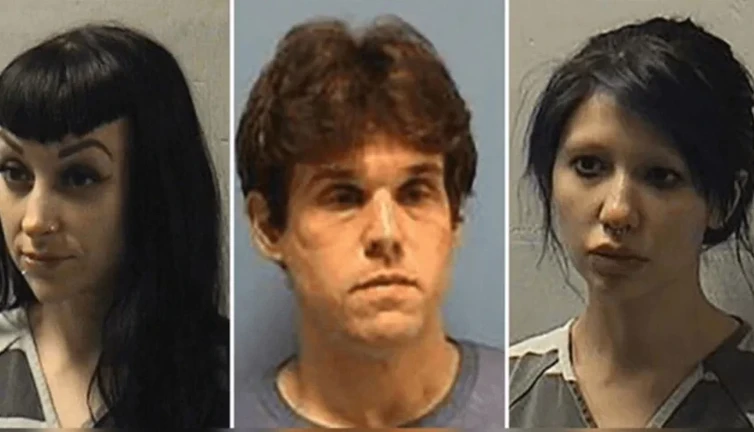 Kilisenin papazı kilisede iki kadınla ilişkiye girerken yakalandı