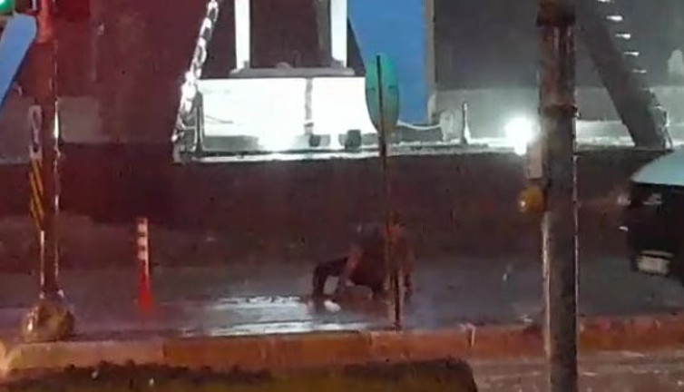 Yağmurdan kaçarken doluya tutulmadı! Kanala düştü! O anlar saniye saniye görüntülendi