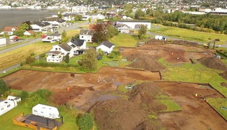 Vikingler'in mirası gün yüzüne çıktı. 14 metre uzunluğunda 12 metre yüksekliğinde toprak altında bulundu