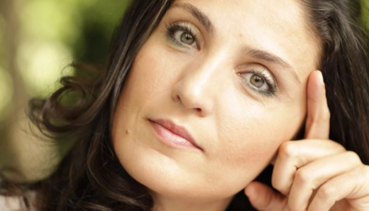 İskenderunlu ünlü kadın televizyoncu o anları ağlayarak yazdı. Anne ve babasının içinde bulunduğu evin son durumunu açıkladı