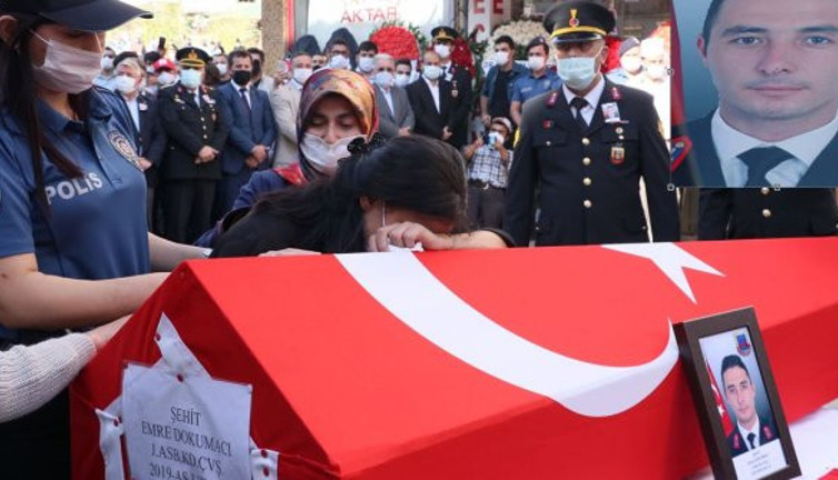 Şehit Astsubay Emre Dokumacı’nın cenazesinde acı detay. Bir ay sonra evlenmeyi planlıyordu, nişanlısının gözyaşları yürekleri dağladı