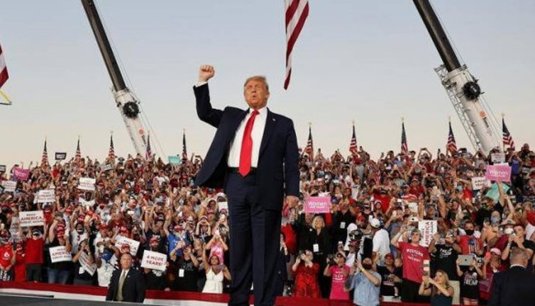 Trump, korona virüse yakalanmasının ardından seçim mitingine start verdi