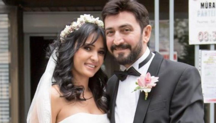 Şarkısında aşk mesajları veren sanatçı karısını evire çevire dövdü. "Hayatı tespih yapmışım, sallıyor muşum" diyordu