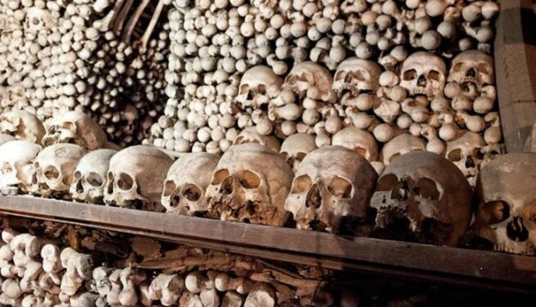 Çek Cumhuriyeti'nde gerçek insan kafataslarıyla dekorasyon yaptılar