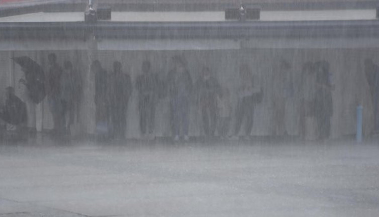 Sel suları kadını metrelerce sürükledi çocuklar caddelerde yüzdü. İzmir adeta gök delindi, koca şehir kabusu yaşadı