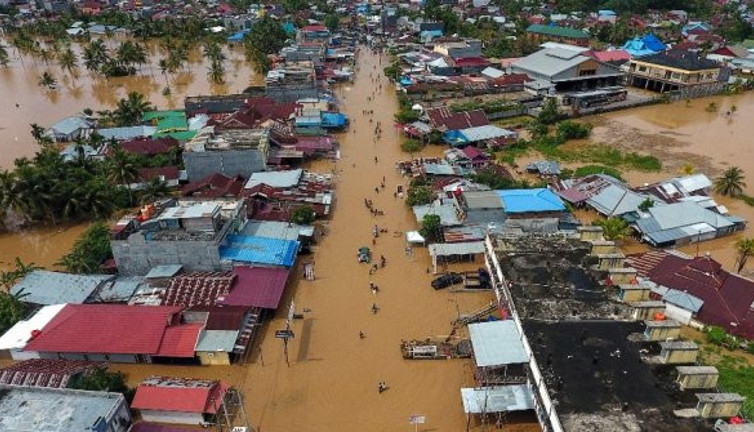 350 evi su bastı. Halk perişan