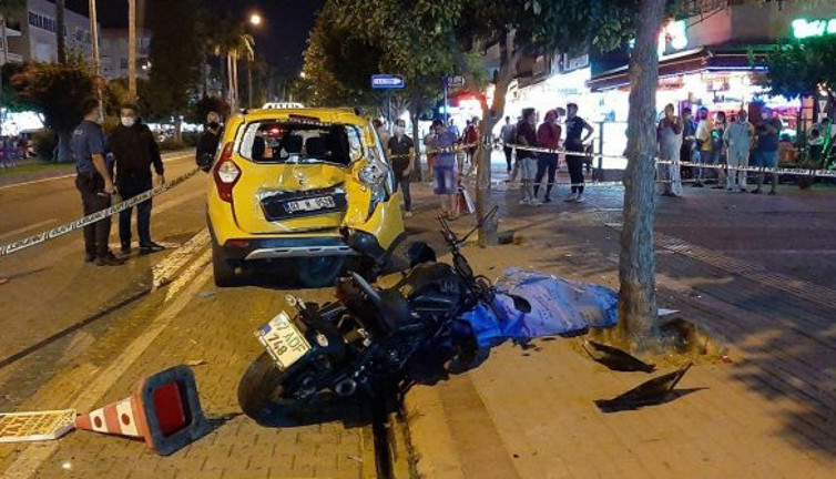 Alanya'da feci kaza. Park halindeki taksiye çarptı, motosiklet sürücüsünden acı haber