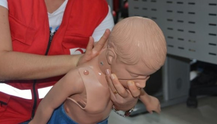 Anne babalar dikkat Heimlich manevrası hayat kurtarıyor...Sizin de başınıza gelebilir