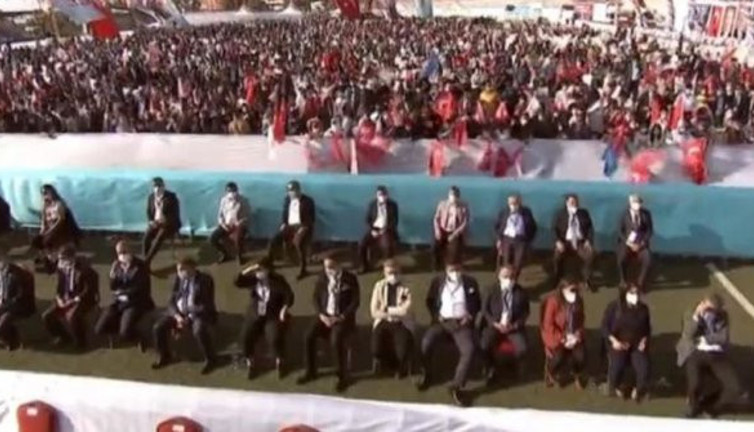 İçişleri Bakanı Süleyman Soylu genelgesine kendi de uymadı, protokole sosyal mesafe var da vatandaşa neden yok