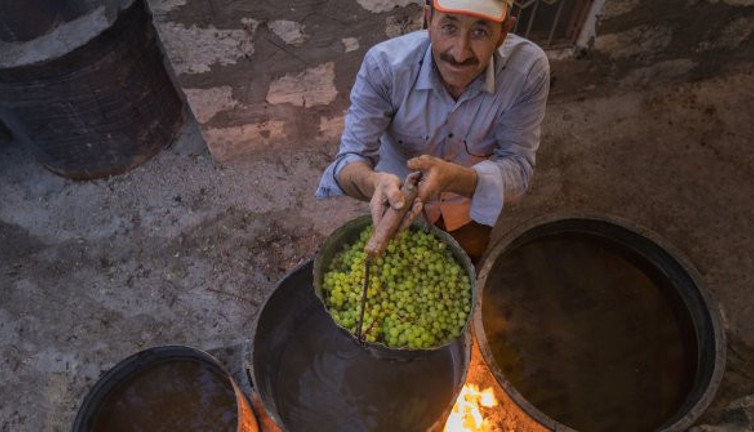 Mersin'de üzümler meşe külünün suyuna bandırılıyor. Bir kaşığı bile kansızlığı yok ediyor